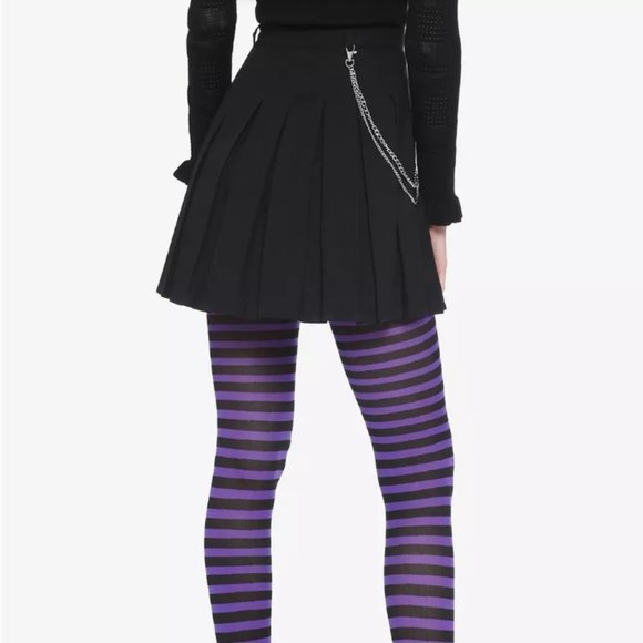 Black O-Ring Chain Pleated Skirt - Picture 2 of 10